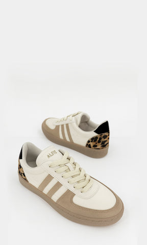 COLETTE TENIS COLOR NUDE CON DETALLES ANIMAL PRINT EN EL TALON DE PUNTA REDONDA Y AGUJETAS AJUSTABLES AL FRENTE CON DISEÑO TIPO RETRO