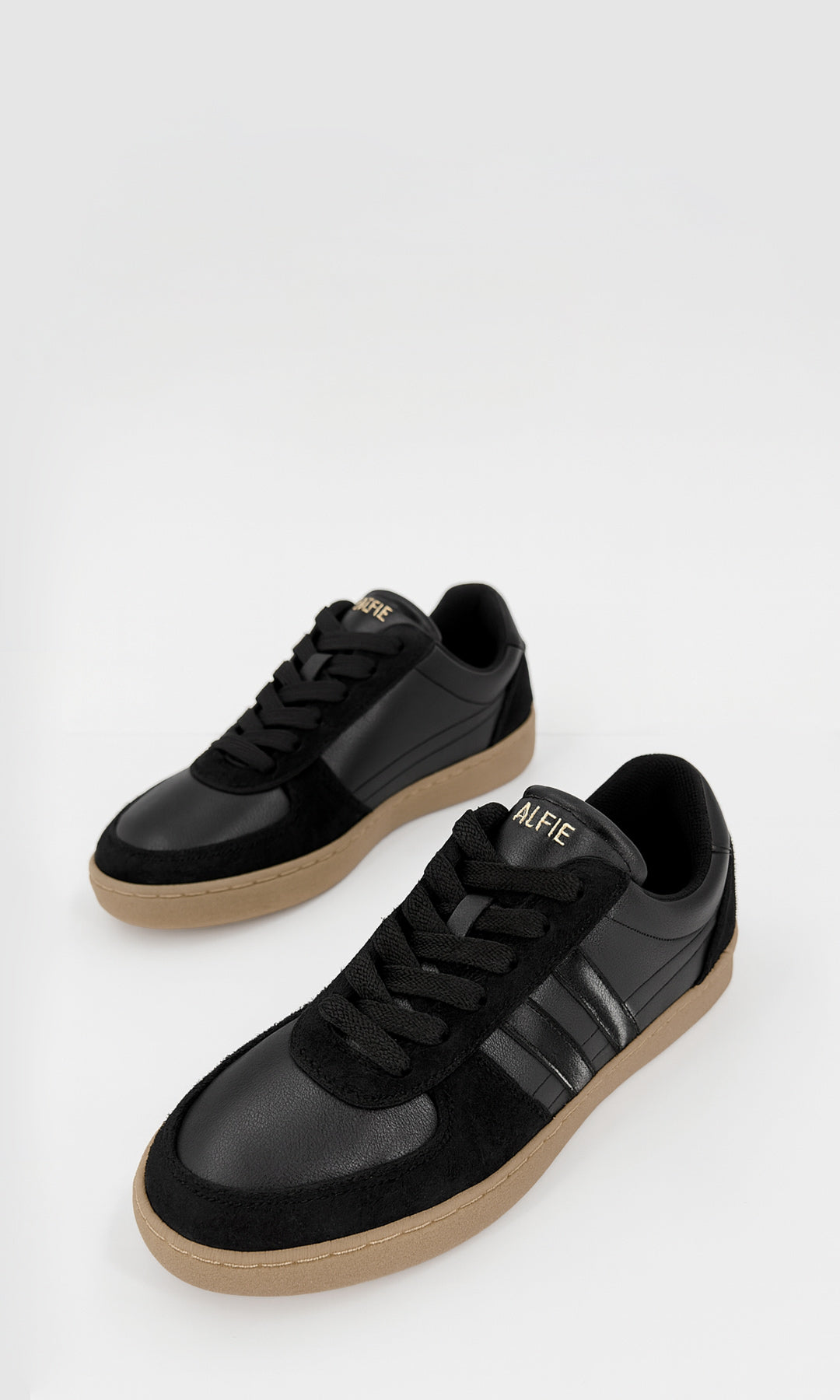 COLETTE TENIS NEGROS UNISEX DE PUNTA REDONDA CON SUELA TIPO GUM Y MULTITEXTURA CON AGUJETAS CRUZADAS AL FRENTE 