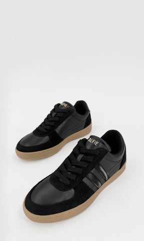 COLETTE TENIS NEGROS UNISEX DE PUNTA REDONDA CON SUELA TIPO GUM Y MULTITEXTURA CON AGUJETAS CRUZADAS AL FRENTE 