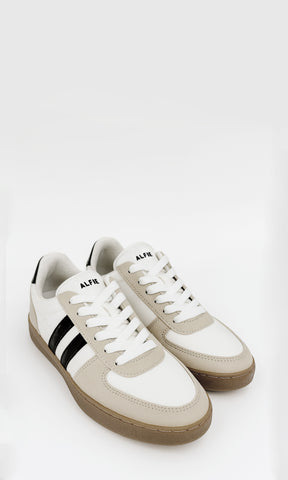 COLETTE TENIS TIPO ADIDAS COLOR BLANCOS CON DOS FRANJAS NEGRAS A LOS COSTADOS CONFECCIONADOS EN MULTITEXTURA CON SUELA DE GOMA 