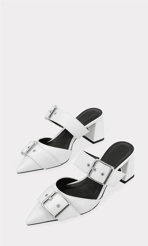 COLLINS SANDALIAS BLANCAS DE VINIPIEL CON DOS HEBILLAS METALICAS EN STRAP AL FRENTE CON TERMINACION PUNTIAGUDA Y TACON CUADRADO DE 6 CM PARA MUJER