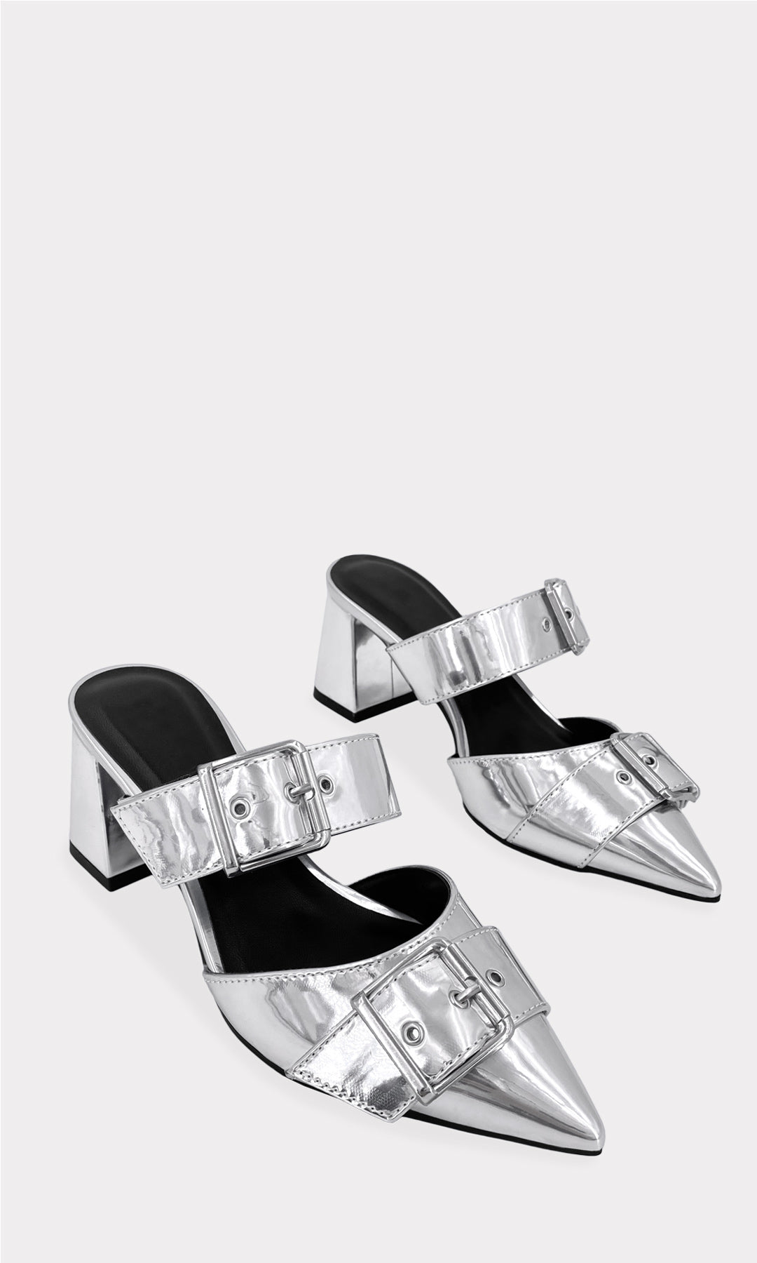 COLLINS ZAPATOS PLATEADOS DE MODA CON DOS HEBILLAS METALICAS AL FRENTE CONFECCIONADOS EN CHAROL CON TACON KITTEN DE 6 CM PARA MUJER 