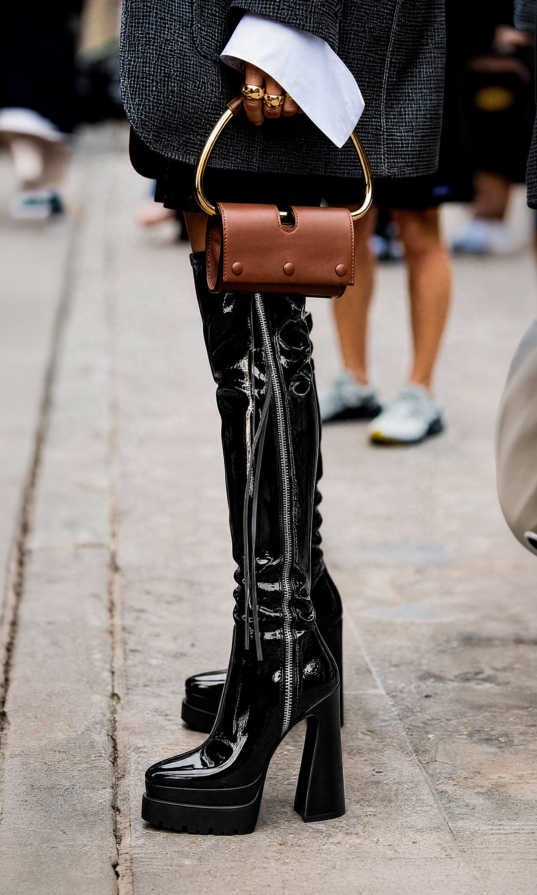 COMMANDER BOTAS NEGRAS DE CHAROL LARGAS PARA USAR CON BLAZER ENCIMA DE BLUSA BLANCA Y FALDA CORTA PARA VERSE EN TENDENCIA