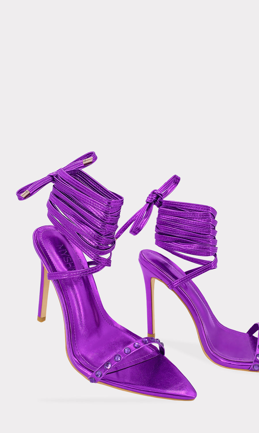 CONTROL HEELS DE VINIPIEL METALICO COLOR MORADO Y BRILLOS EN PUNTA PARA LUCIR CON VESTIDOS DE ESCOTE LATERAL EN DIAS SOLEADOS