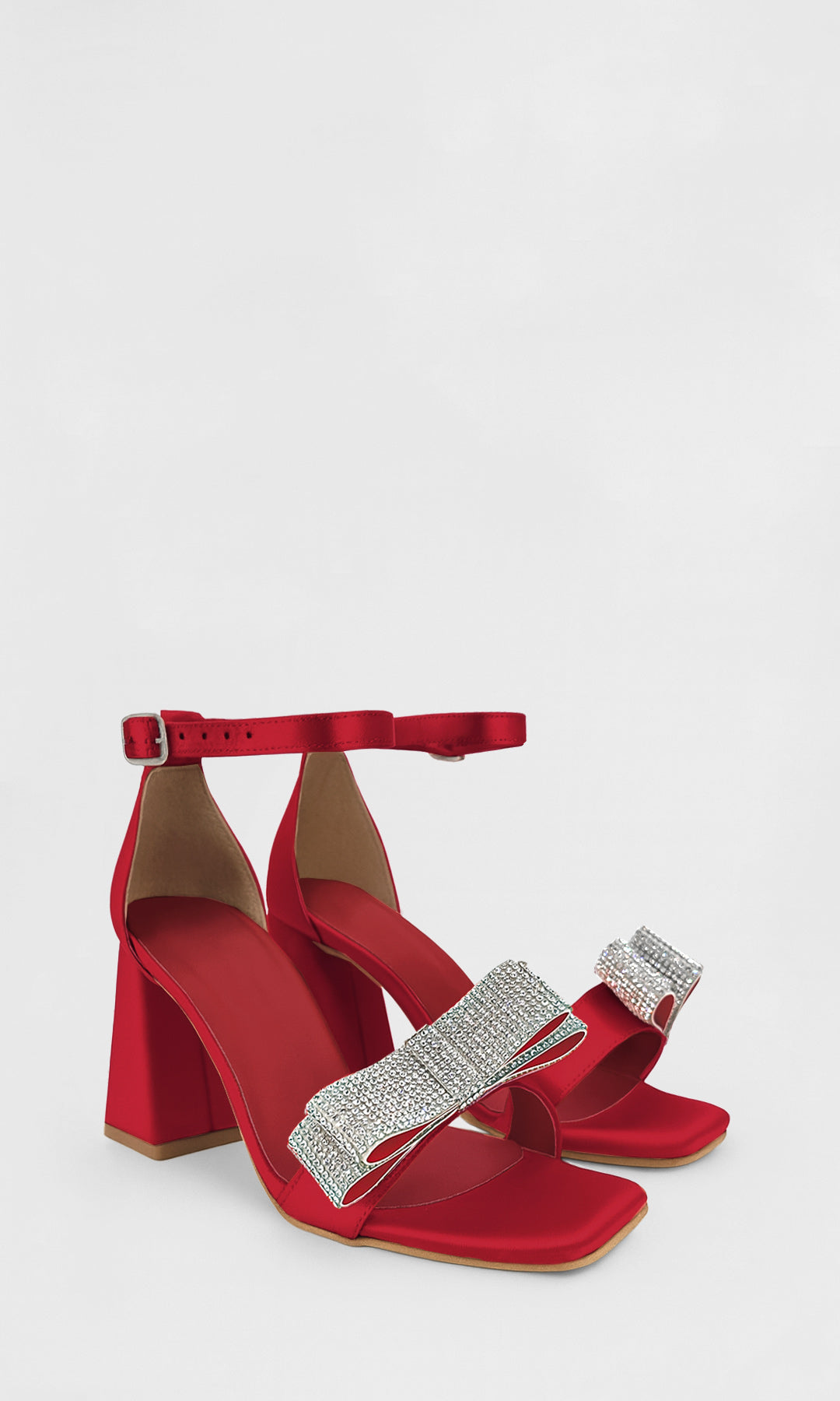 COQUETTE SANDALIAS ROJAS CONFECCIONADAS EN SATIN CON MOÑO DE BRILLOS EN STRAP ARRIBA DE LOS DEDOS Y TACON CUADRADO DE 8.5 CM PARA MUJER