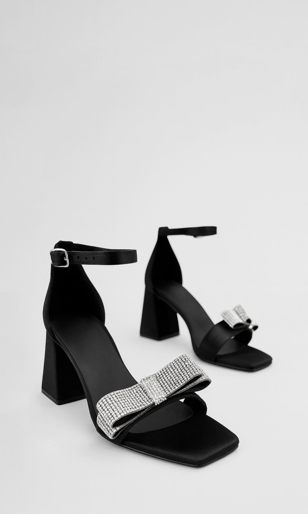 COQUETTE ZAPATILLAS NEGRAS DE PUNTA CUADRADA CON BRILLOS EN MOÑO ARRIBA DE LOS DEDOS Y HEBILLA METALICA EN PULSERA CON TACON GRUESO DE 8.5 CM