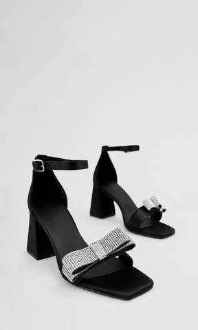 COQUETTE ZAPATILLAS NEGRAS DE PUNTA CUADRADA CON BRILLOS EN MOÑO ARRIBA DE LOS DEDOS Y HEBILLA METALICA EN PULSERA CON TACON GRUESO DE 8.5 CM