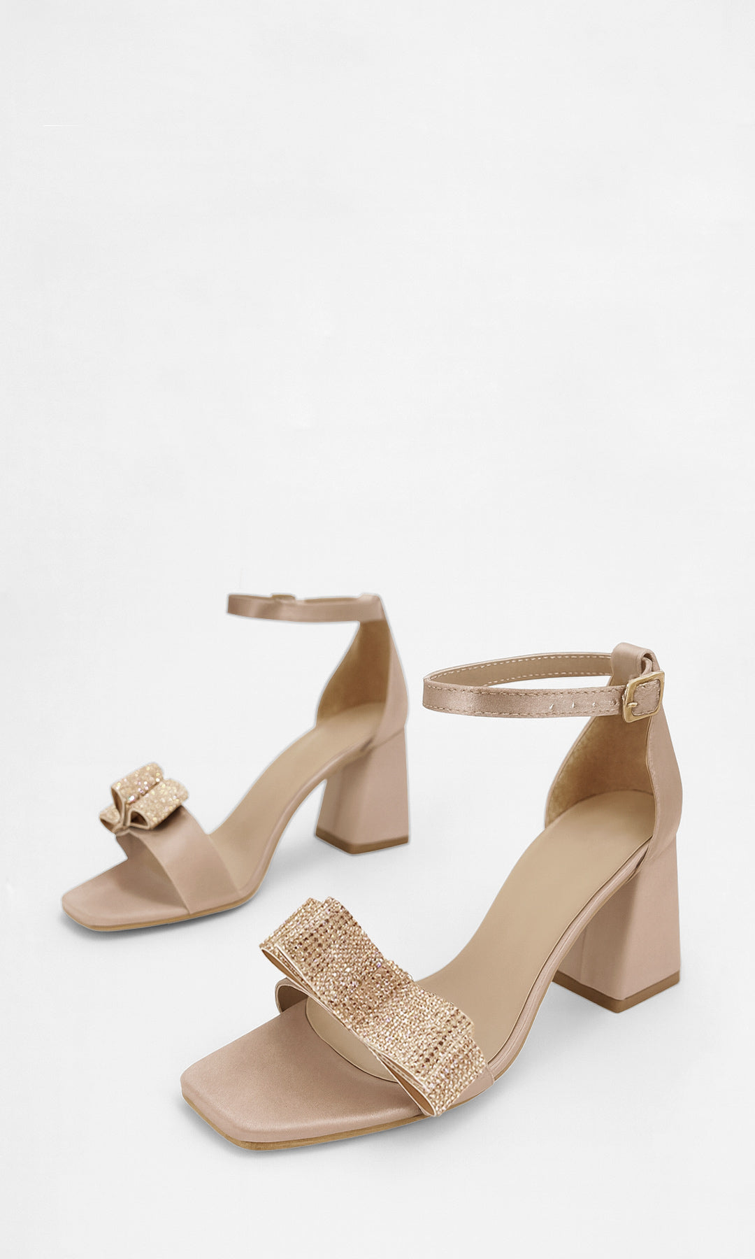 COQUETTE ZAPATILLAS NUDE CON MOÑO DE BRILLOS EN STRAP ARRIBA DE LOS DEDOS Y STRAP DE BRILLOS ARRIBA DE LOS DEDOS CONFECCIONADAS EN SATIN
