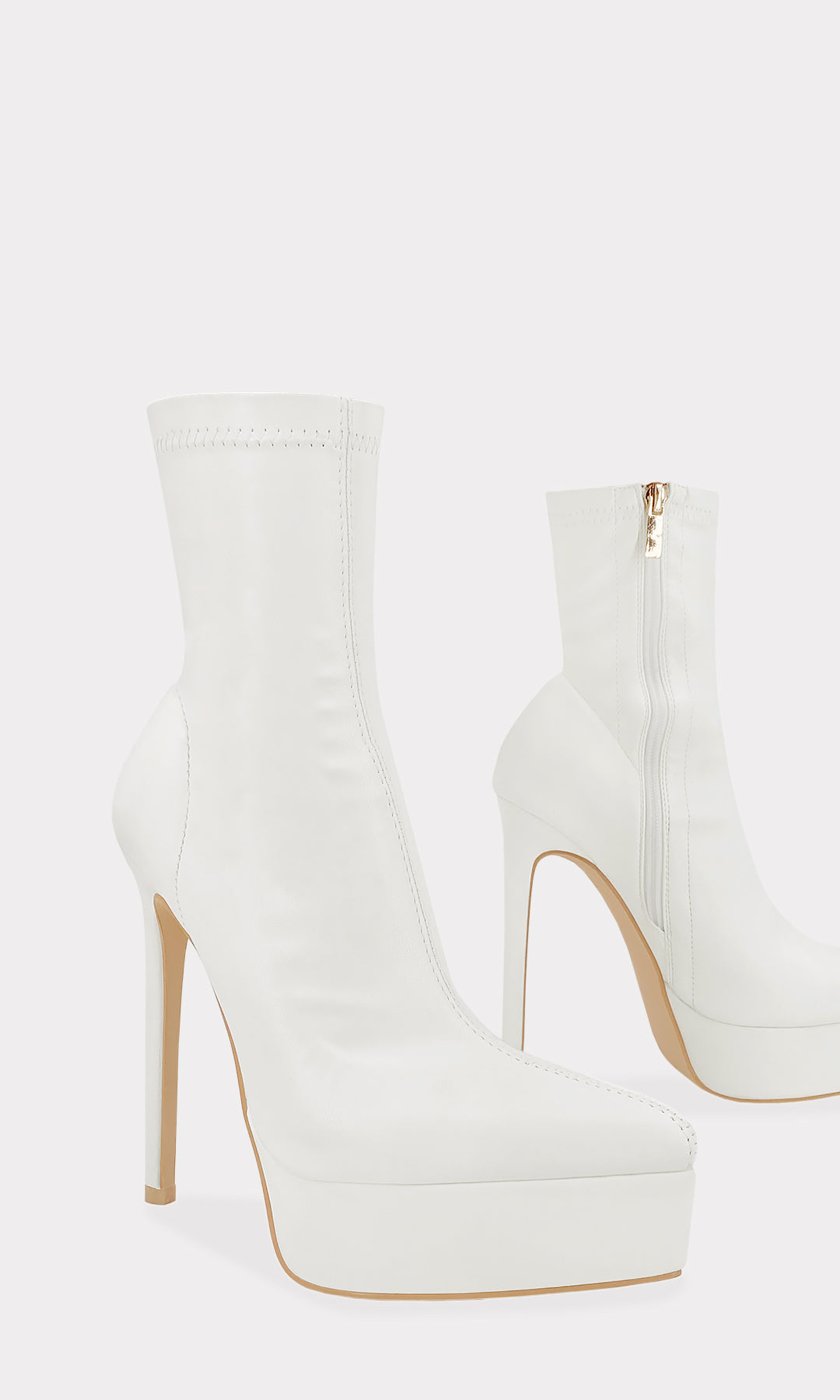 COUGAR BOTAS CORTAS COLOR BLANCO CON TERMINACION POINTY DE PLATAFORMA ALTA DE 4 CM PARA USAR CON PANTALONES DE MEZCLILLA HECHAS EN VINIPIEL 