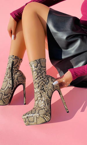 COUGAR MUJER USA BOTINES SNAKE CON BLUSA DE MANGA LARGA ROJA Y FALDA DE VINIPIEL NEGRA EN CICLORAMA ROSA PARA OTOÑO INVIERNO