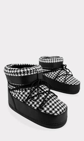 DACIA BOTINES AL TOBILLO NEGROS CONFECCIONADOS EN TELA TEXTIL DE PATA DE GALLO CON SUELA DELGADA DE 2 CM Y AGUJETA NEGRA AJUSTABLE ARRIBA DEL EMPEINE