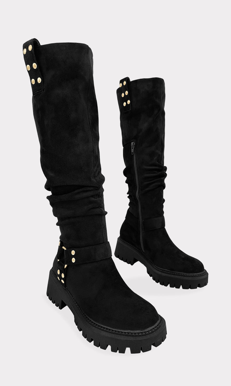 DAKOTA MODELO POSA SENTADA EN CICLORAMA NUDE BOTAS LARGAS NEGRAS CON FALDA CAFE Y BLUSA DE MNAGA LARGA NEGRA PARA LA UNI