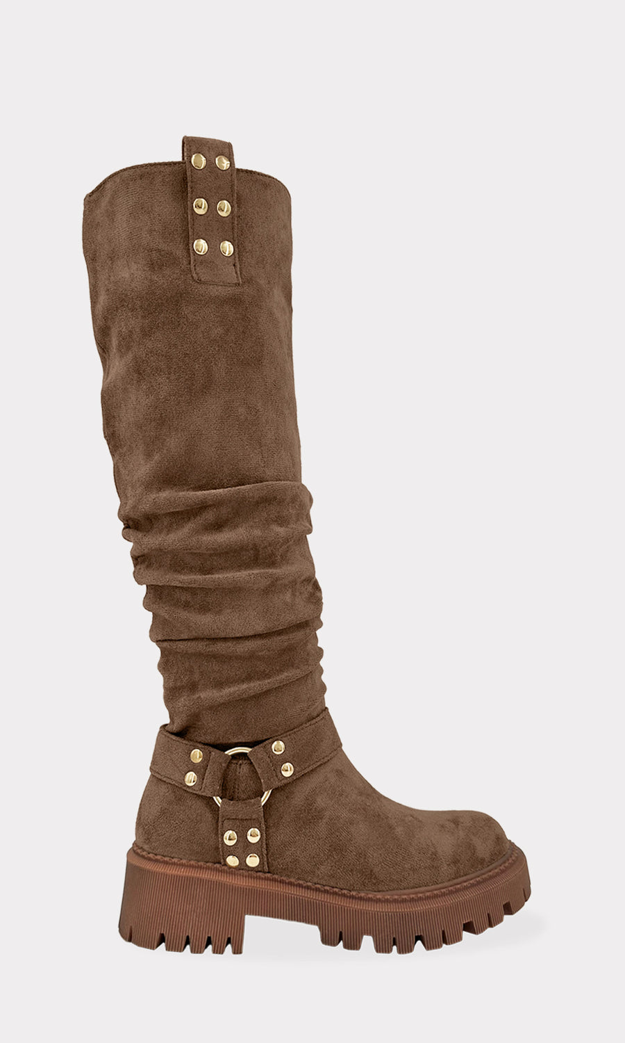 DAKOTA CHICA POSA BOTAS CAFE LARGAS EN CICLORAMA ROSA CON FALDA DORADA CORATA Y BLUSA DE MANGA LARGA CAFE PARA LLEVAR AL CINE
