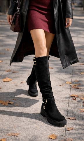 DAKOTA CÓMO COMBINAR VESTIDO BURGUNDY CON BOTAS NEGRAS DE SUELA TRACK MIENTRAS USA ABRIGO LARGO DE CUERO