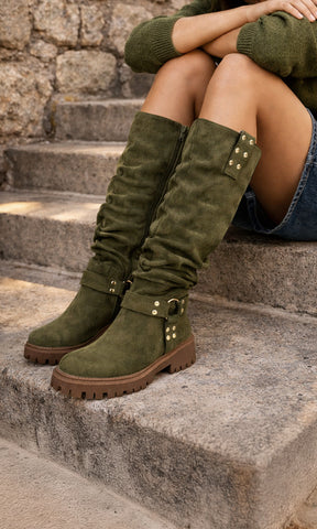 DAKOTA OUTFIT PARA USAR EN PUEBLOS MÁGICOS COMBINANDO BOTAS VERDE OLIVO CON SUÉTER DEL MISMO TONO Y FALDA SKORT DE MEZCLILLA