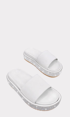 DALILA SANDALIAS DE PLATAFORMA BLANCAS CON STRAP ANCHO SOBRE LOS DEDOS DE PUNTA ALMENDRADA HECHAS EN NUBOCK Y DETALLE DE BRILLOS EN PLATAFORMA