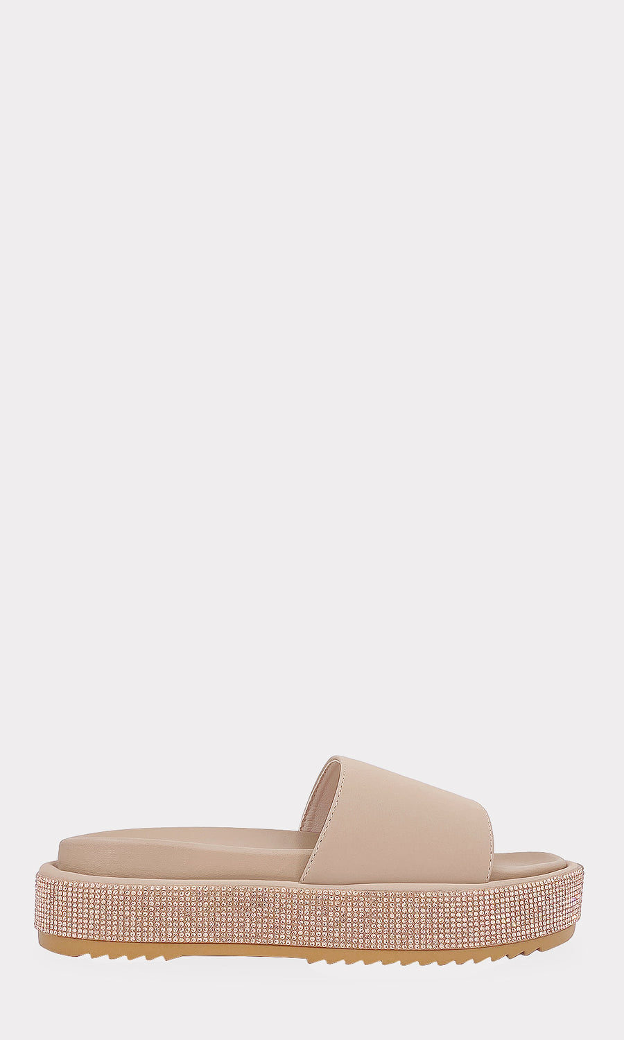 DALILA SANDALIAS COLOR NUDE CON BRILLOS COMBINADAS CON VESTIDO LARGO CAMEL DE MANGA LARGA Y BOLSA CHICA DE FIBRAS NATURALES