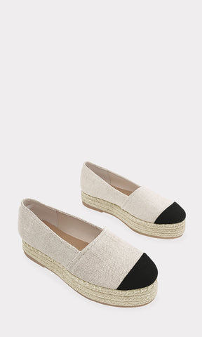 DANIELLE ALPARGATAS NUDE DE TEJIDO TEXTIL CON DETALLE COLOR NEGRO EN PUNTA REDONDA Y SUELA PLANA DE YUTE CON DISEÑO SLIP ON PARA ESTAR COMODA