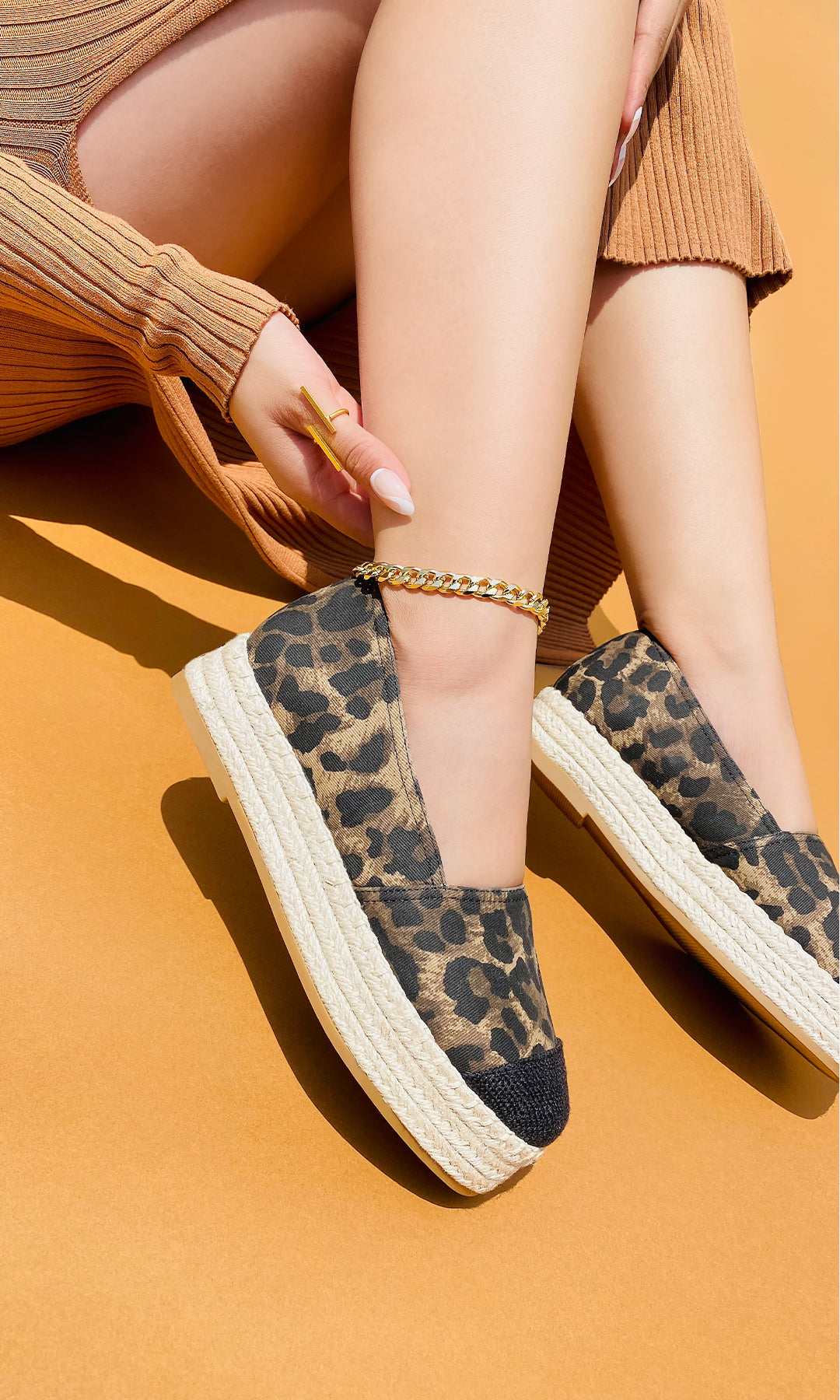 DANIELLE LOOK PARA USAR EN DIAS CASUALES COMBINANDO ALPARGATAS PLANAS DE LEOPARDO CON VESTIDO MIDI COLOR CAMEL