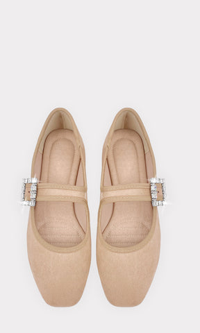 DAPHNE BALLERINAS CON CINTA GRUESA AJUSTABLE ARRIBA DEL EMPEINE Y PUNTA SEMI CUADRADA PARA USAR CON FALDAS LARGAS DE MODA