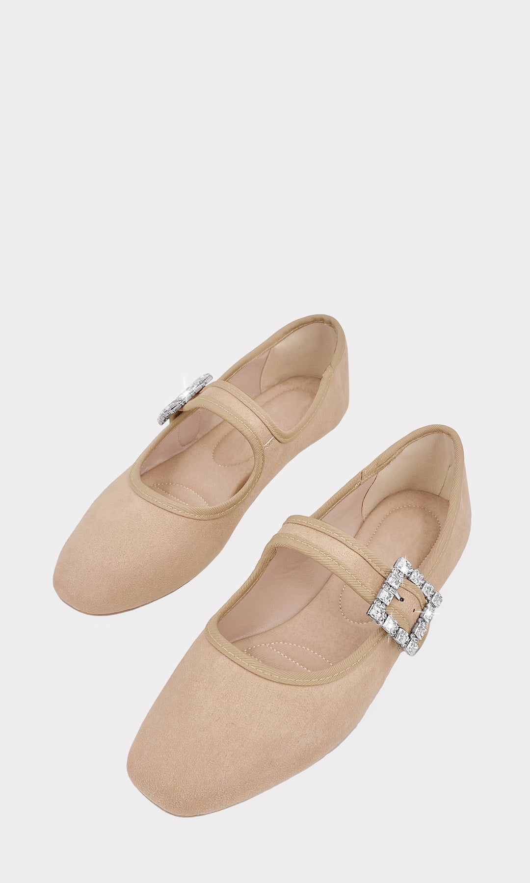 DAPHNE FLATS NUDE DE PUNTA SEMI CUADRADA CON HEBILLA DE BRILLOS EN CINTA AJUSTABLE ARRIBA DEL EMPEINE HECHAS EN GAMUZA Y TACON DE 1 CM PARA DAMA 