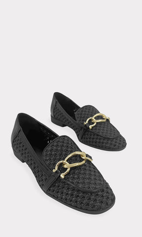 DASHIA MOCASINES SLIP ON NEGROS CON DETALLE DE CADENA DORADA AL FRENTE HECHOS EN YUTE SINTETICO Y VINIPIEL EN TALON PARA DAMA