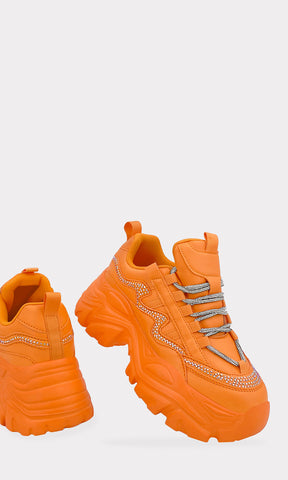 DAYANNE TENIS CHUNKY NARANJA CON BRILLOS A LOS COSTADOS CONFECCIONADOS EN VINIPIEL DE PUNTA REDONDA Y AGUJETA DE BRILLOS ARRIBA DEL EMPEINE