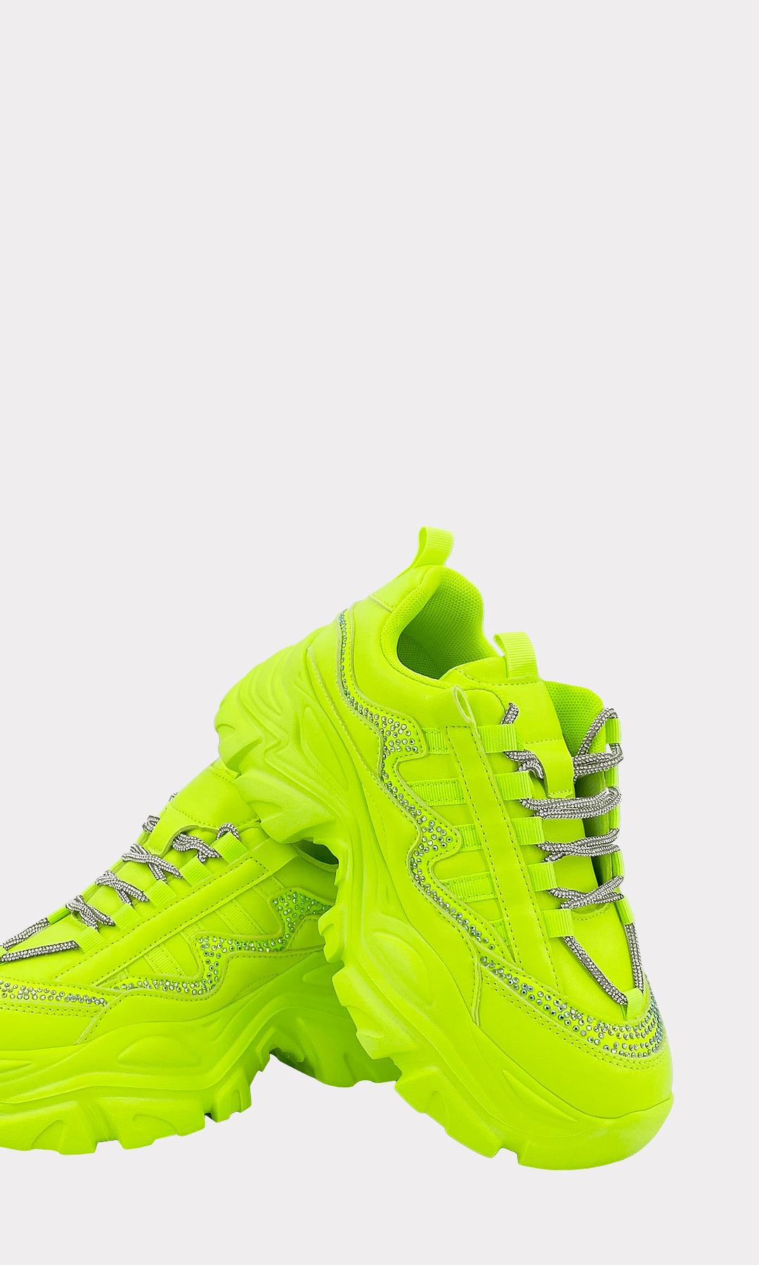 DAYANNE TENIS DE PLATAFORMA AMARILLO NEON CON AGUJETA DE BRILLOS PLATEADOS SOBRE EL EMPEINE Y PUNTA REDONDA HECHOS EN VINIPIEL PARA MUJER