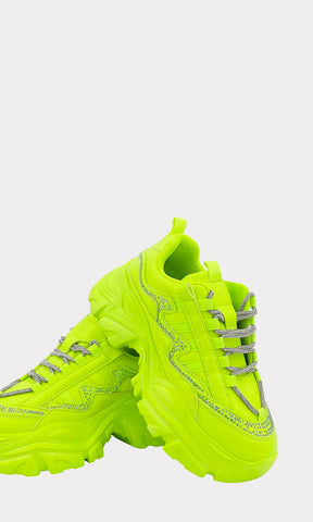 DAYANNE TENIS DE PLATAFORMA AMARILLO NEON CON AGUJETA DE BRILLOS PLATEADOS SOBRE EL EMPEINE Y PUNTA REDONDA HECHOS EN VINIPIEL PARA MUJER