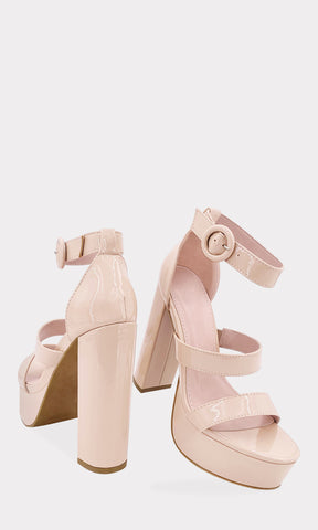 DEMI ZAPATILLAS DE CHAROL COLOR NUDE CON TACON GRUESO DE 13 CM Y TALON CUBIERTO