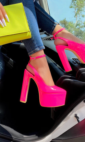 DESIRE ZAPATILLAS DE CHAROL ROSA NEON CON PLATAFORMA POINTY Y ANKLE STRAP PARA COMBINAR CON SKINNY JEANS EN CITAS CON AMIGAS