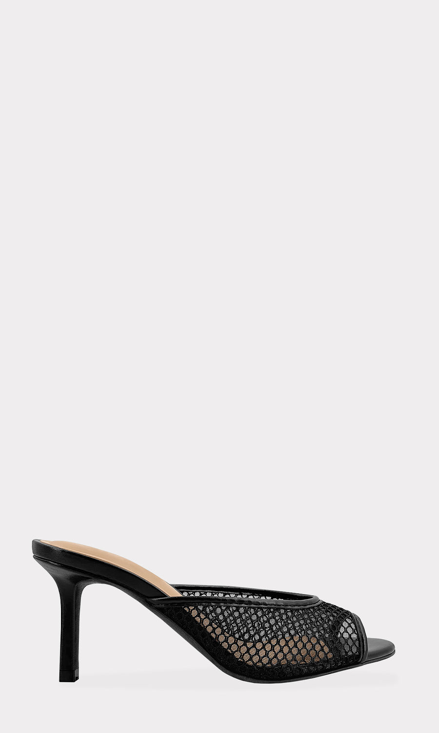 DESTINY MODELO POSA ZAPATILLAS NEGRAS CON VESTIDO DE LEOPARDO LARGO JOYERIA PLATEADA Y BOLSA NEGRA EN TENDENCIA PARA MUJER