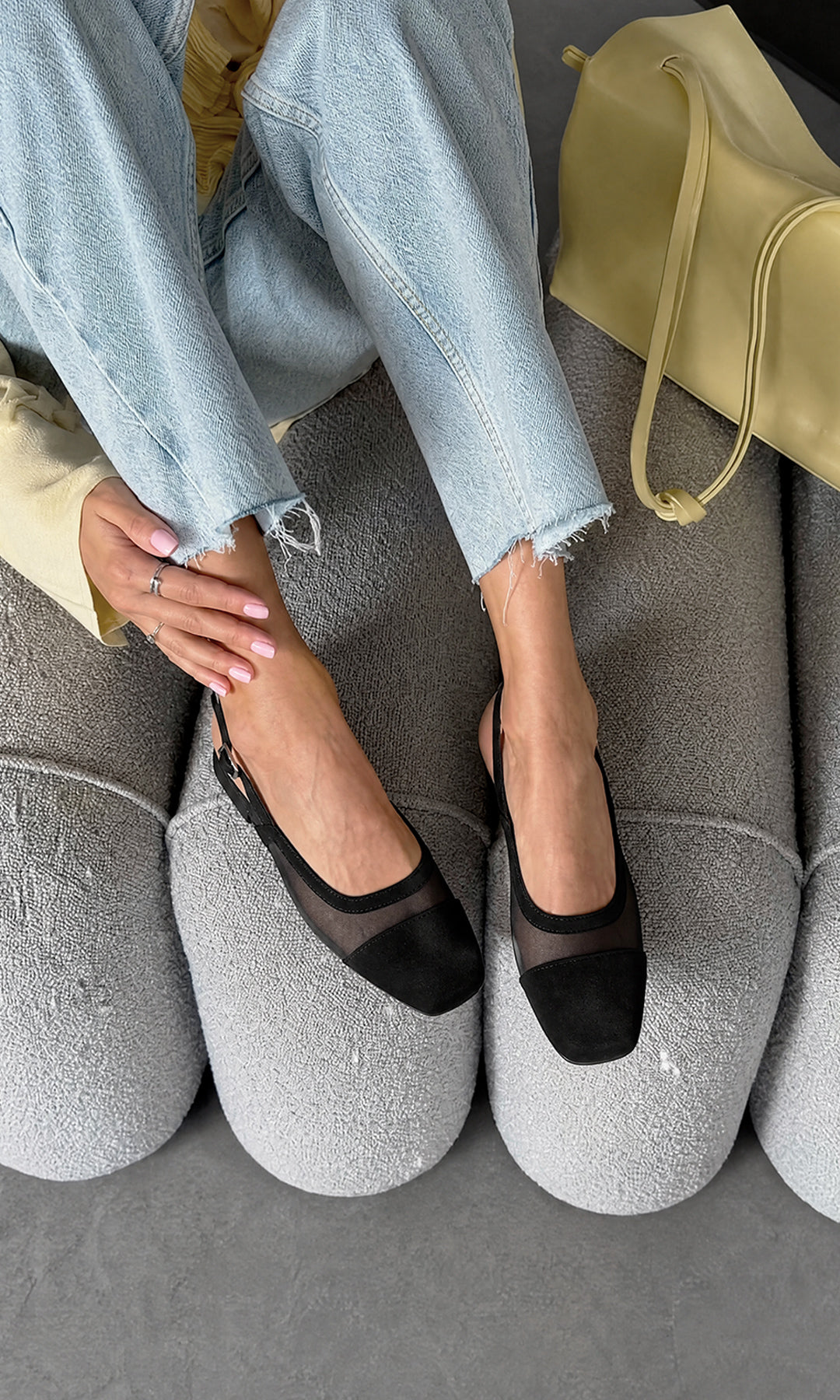 DORIAN LOOK CASUAL-CHIC PARA USAR EN BRUNCH CON AMIGAS LUCIENDO ZAPATOS NEGROS SLINGBACK CON JEANS Y BLUSA COLOR AMARILLO PASTEL