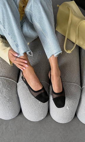 DORIAN LOOK CASUAL-CHIC PARA USAR EN BRUNCH CON AMIGAS LUCIENDO ZAPATOS NEGROS SLINGBACK CON JEANS Y BLUSA COLOR AMARILLO PASTEL