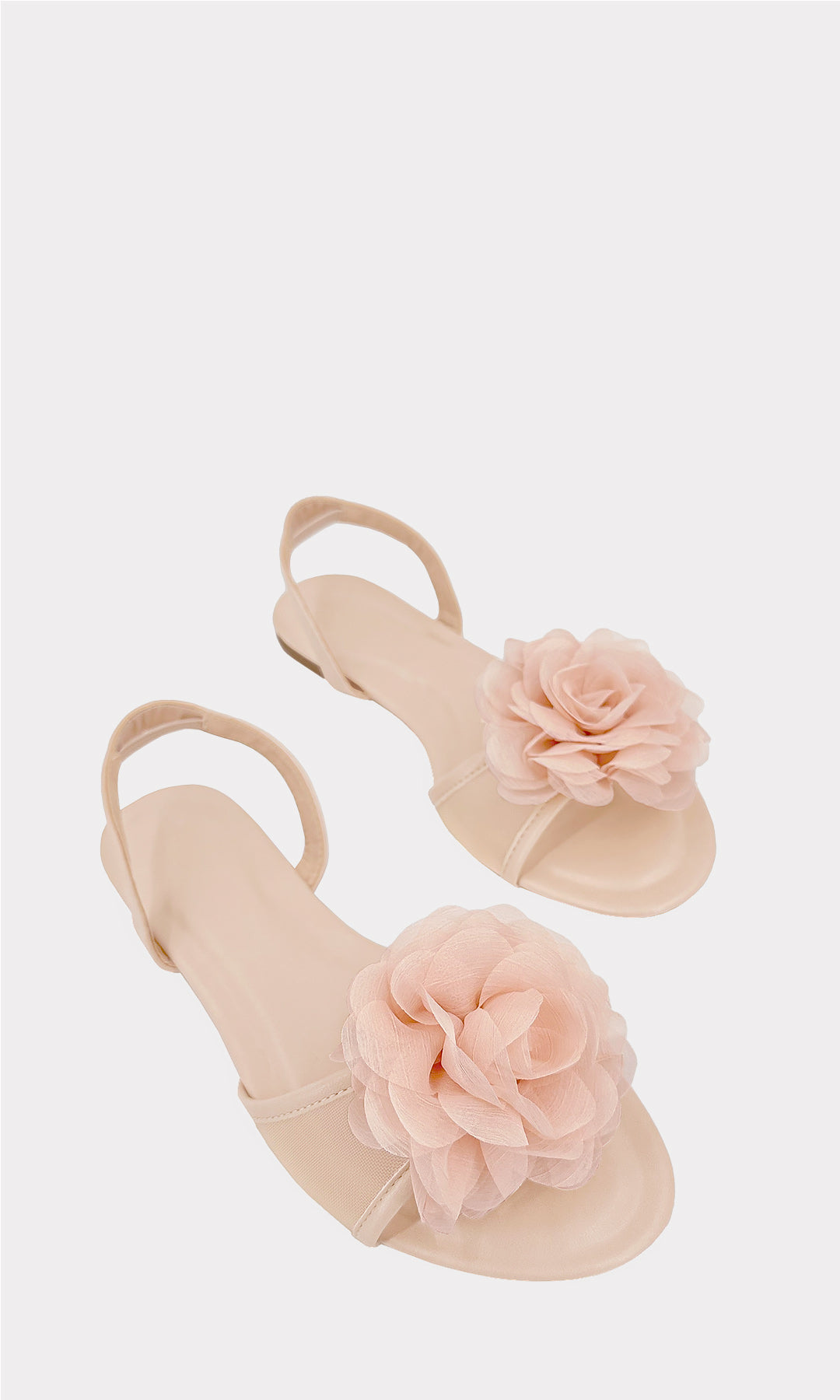 DORIS SANDALIAS NUDE DE PUNTA ALMENDRADA CON DETALLE DE FLOR 3D EN CORREA ANCHA ARRIBA DE LOS DEDOS Y CINTA EN EL TALON PARA USAR EN VERANO