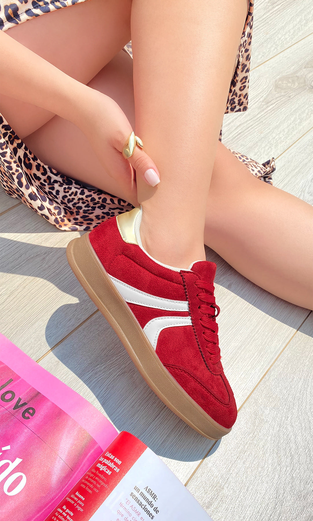 DOROTHY COMO COMBINAR VESTIDO LARGO CON ESTAMPADO DE LEOPARDO Y SNEAKERS ROJOS TRENDY EN SALIDAS CASUALES CON AMIGAS