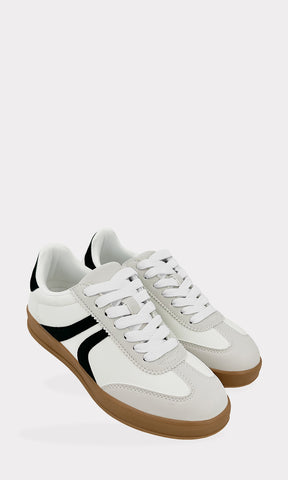 DOROTHY SNEAKERS BLANCOS CON DETALLES DE RAYAS NEGRAS Y ACABADO DE CUERO SINTETICO PARA MUJER DE SUELA CAFE