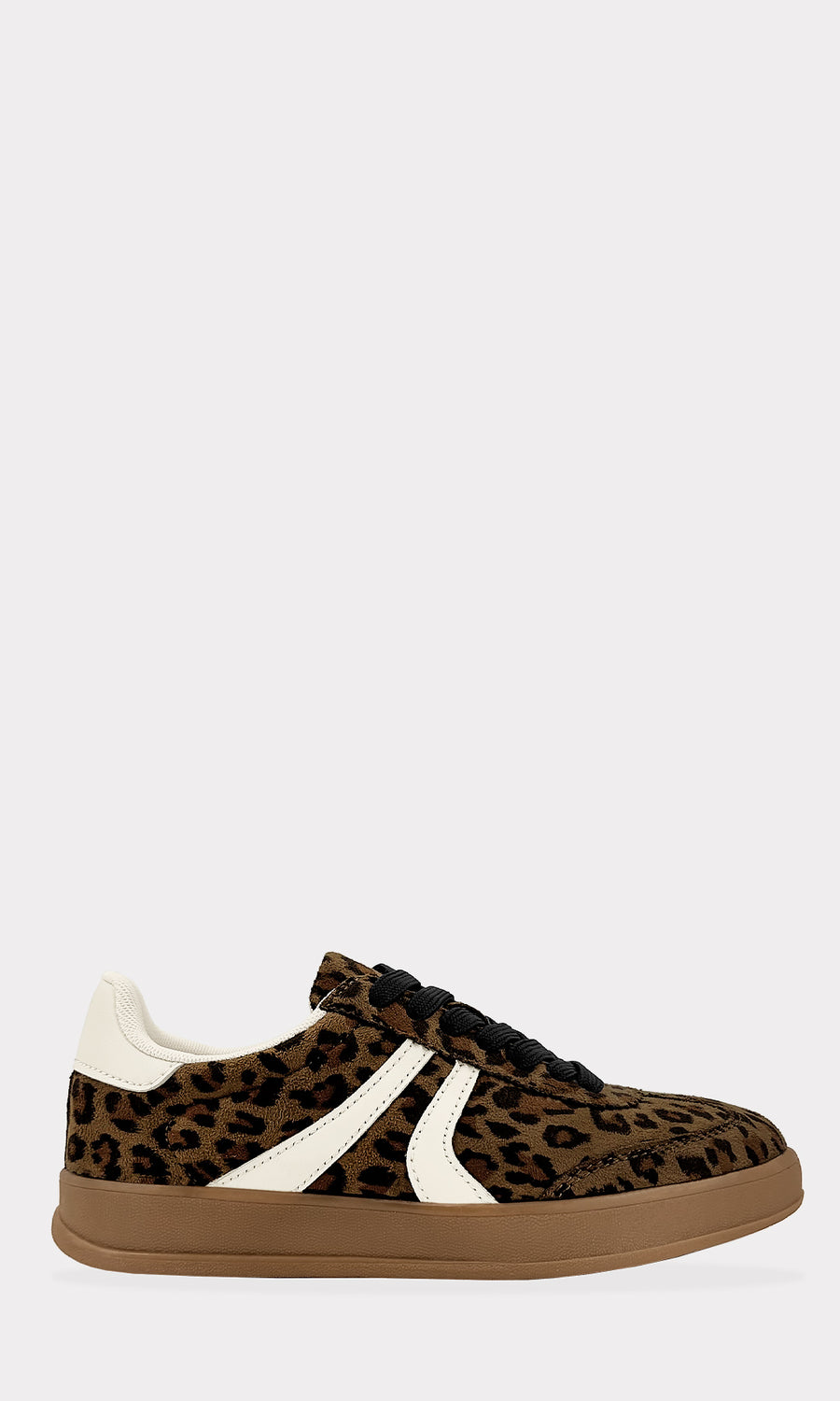 DOROTHY TENIS DE LEOPARDO PARA COMBINAR CON PANTALON NEGRO TIPO JOGGER Y CAMISA DE MEZCLILLA A JUEGO CON GAFAS DE SOL