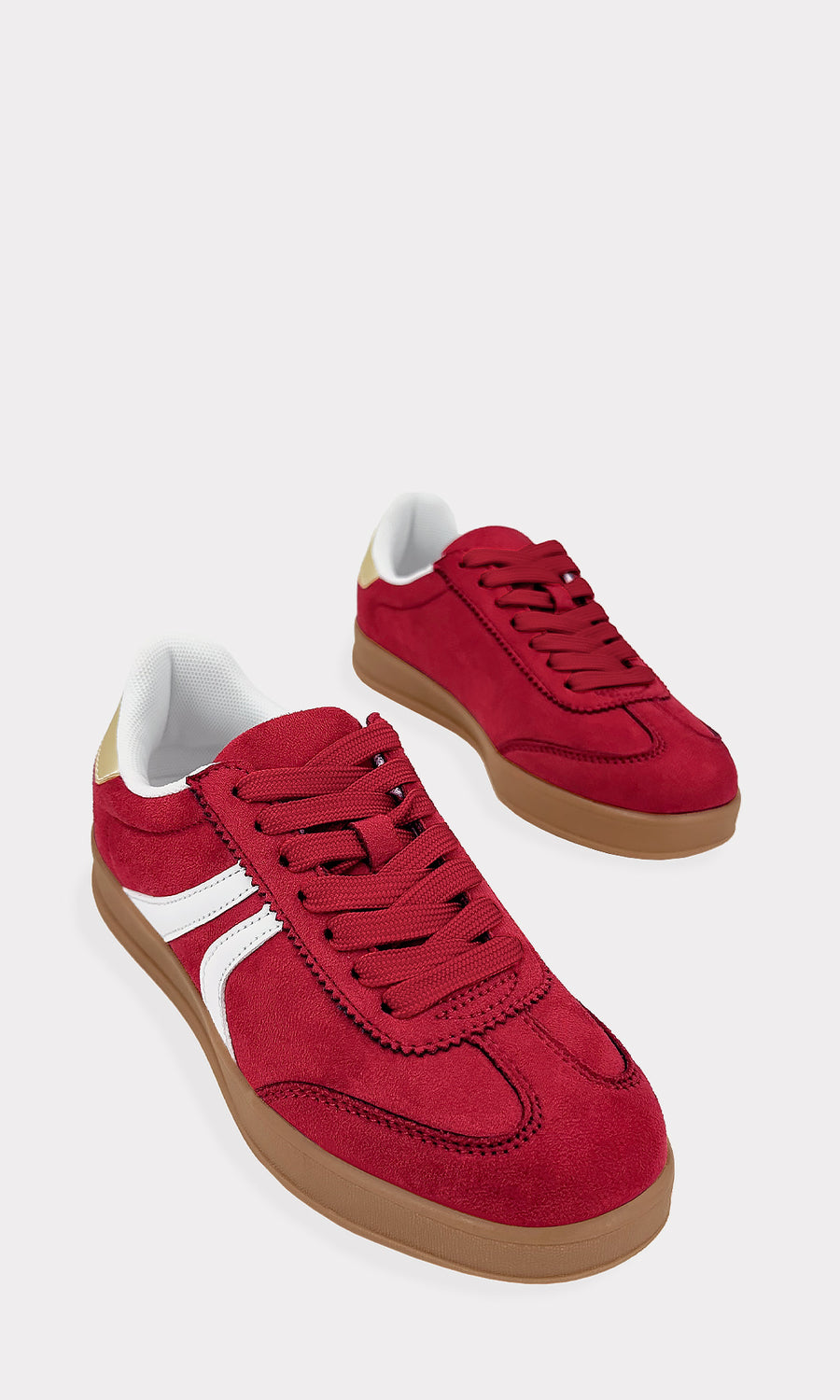 DOROTHY COMO COMBINAR VESTIDO LARGO CON ESTAMPADO DE LEOPARDO Y SNEAKERS ROJOS TRENDY EN SALIDAS CASUALES CON AMIGAS