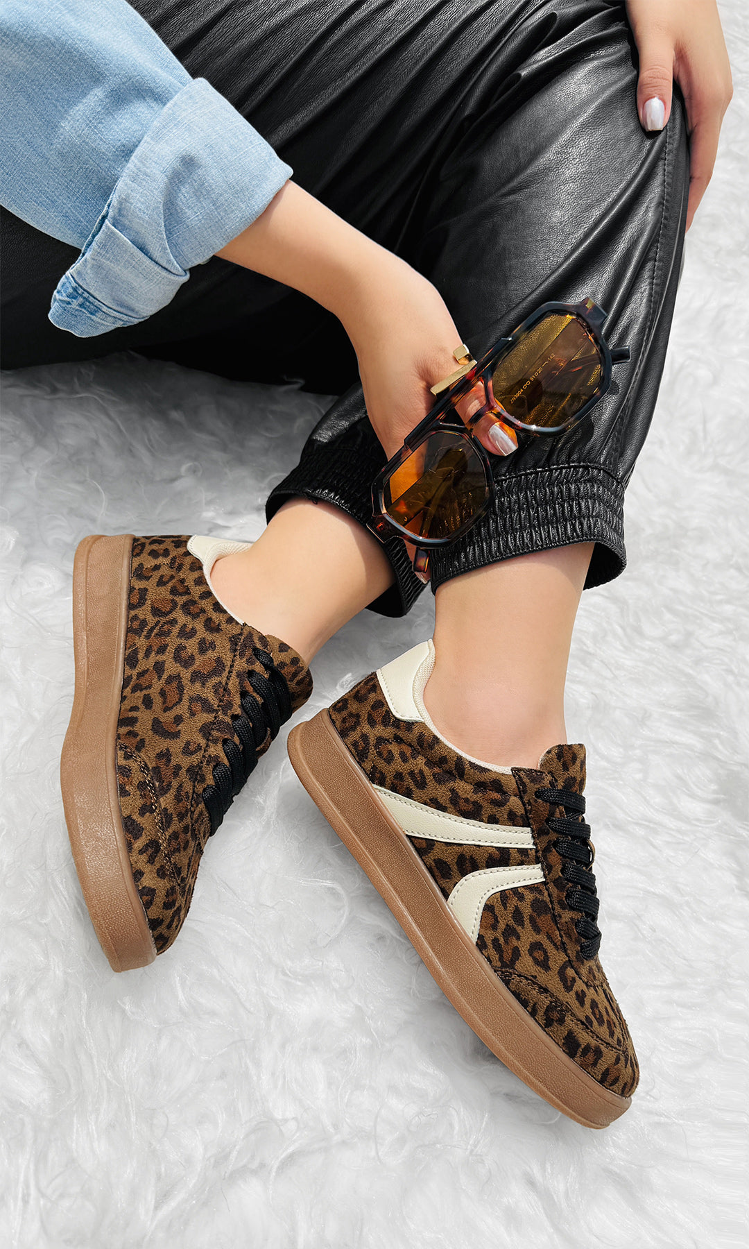 DOROTHY TENIS DE LEOPARDO PARA COMBINAR CON PANTALON NEGRO TIPO JOGGER Y CAMISA DE MEZCLILLA A JUEGO CON GAFAS DE SOL
