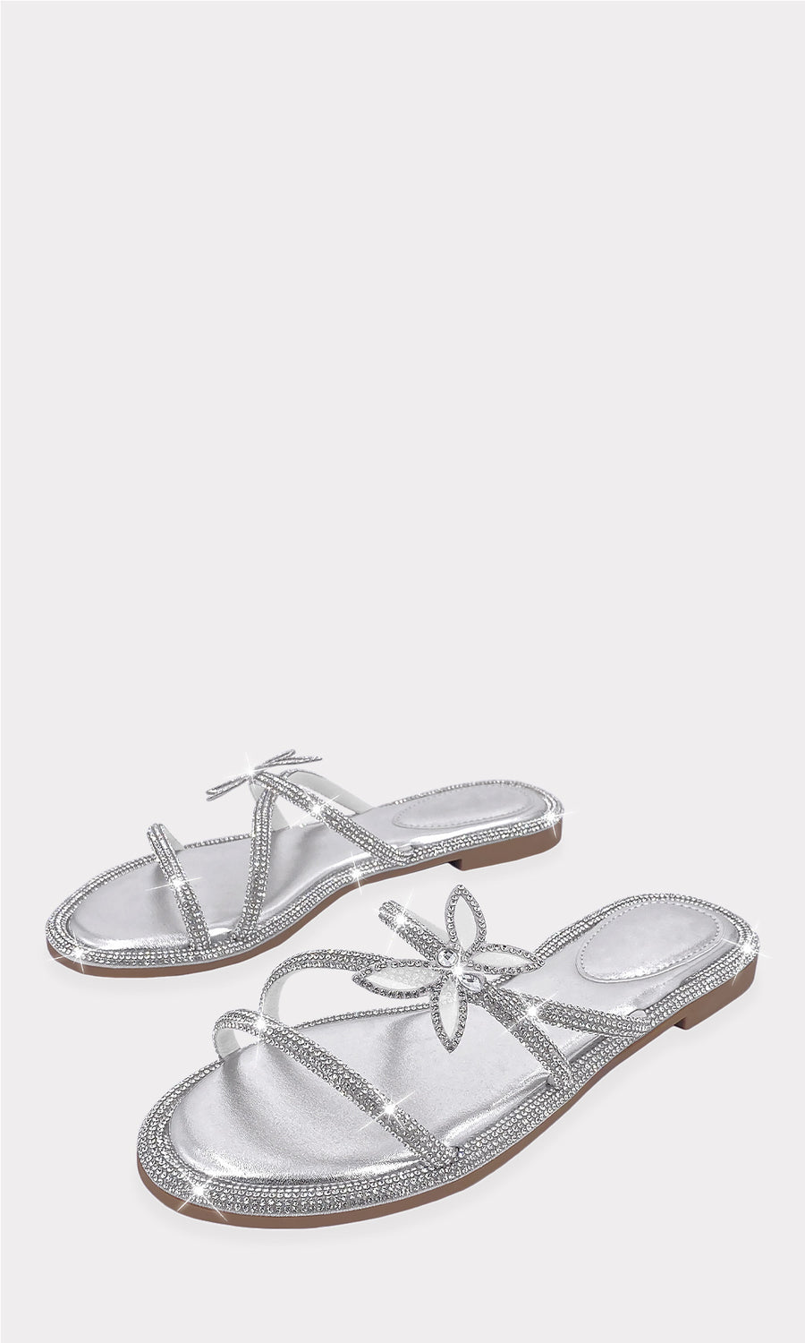 ELARA FASHION LOOK PARA USAR EN DIAS SOLEADOS COMBINANDO SANDALIAS PLATEADAS CON FALDA DE FLECOS Y BLUSA NEGRA SIN MANGAS 