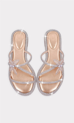 ELARA CHANCLAS PARA USAR EN LA PLAYA CON DISEÑO DE METER Y TRES STRAP AL FRENTE DE PUNTA ALMENDRADA EN TENDENCIA