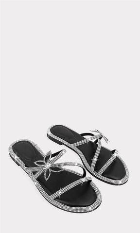 ELARA SANDALIAS NEGRAS CON BRILLOS PLATEADO EN STRAP ARRIBA DEL EMPEINE CONFECCIONADAS EN VINIPIEL CON TACON PEQUEÑO DE 1 CM Y DISEÑO DE METER 
