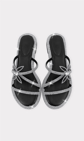 ELARA SANDALIAS DE PUNTA SEMI ALMENDRADA DETALL DE MARIPOSA SOBRE STRAPS DELGADO ARRIBA DEL EMPEINE Y DISEÑO DE METER PARA DAMA 