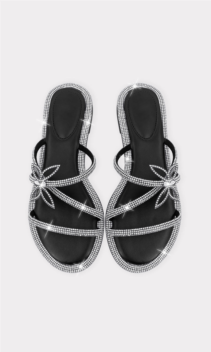 ELARA LOOK DE BRILLOS USANDO VESTIDO NEGRO CON ABERTURA EN PIERNA Y SANDALIAS NEGRAS DE BRILLOS A JUEGO CON BOLSO PEQUEÑO