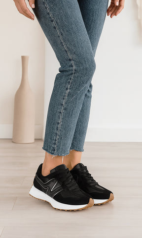 ELIANNE LOOK PARA USAR EN OTOÑO-INVIERNO COMBINANDO SNEAKERS BLANCOS DE PLATAFORMA Y PANTALON NEGRO CON SUETER GRIS 