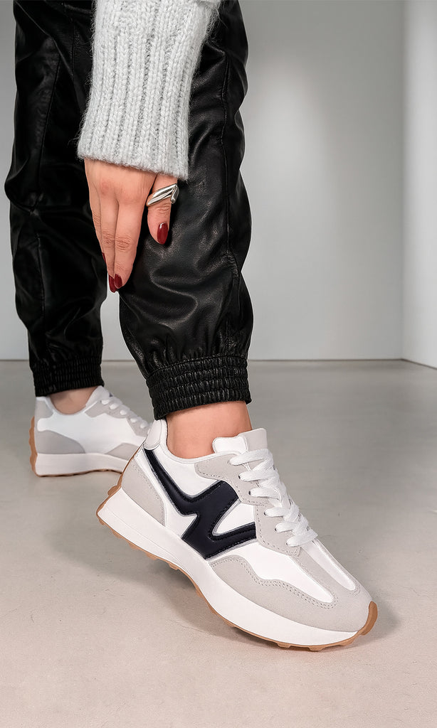 ELIANNE OUTFIT CASUAL COMBINANDO PANTALON DE MEZCLILLA CON CAMISA BLANCA DE BOTONES Y TENIS NEGROS DE PLATAFORMA