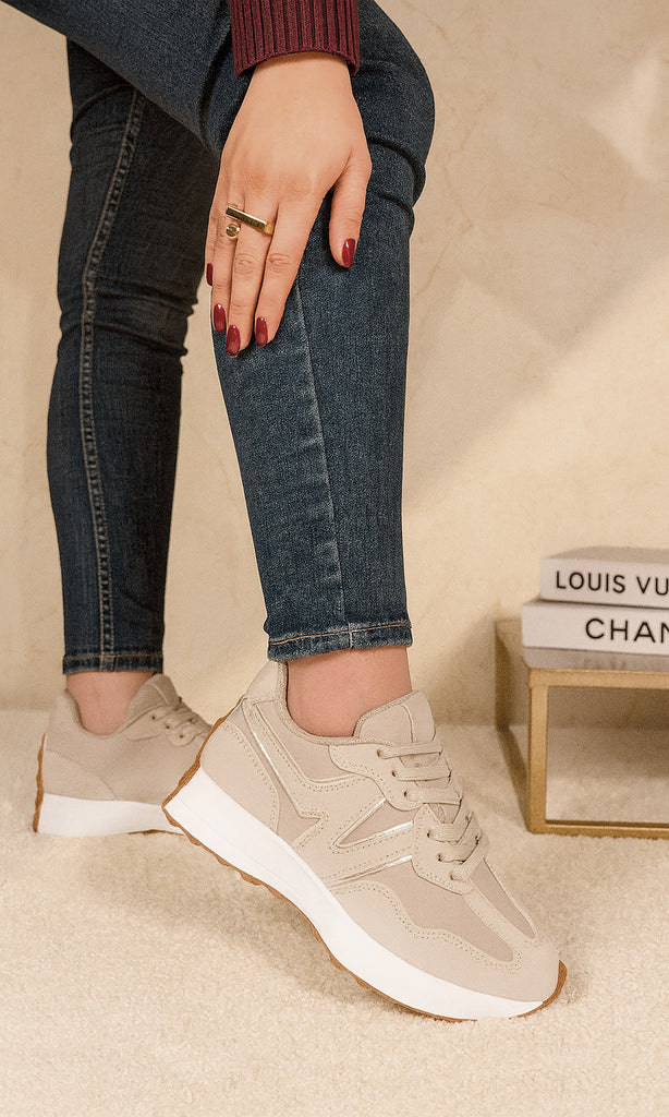 ELIANNE OUTFIT CASUAL PARA USAR EN TARDE DE SHOPPING CON AMIGAS LUCIENDO SKINNY JEANS AZUL MARINO Y BLUSA BURGUNDY