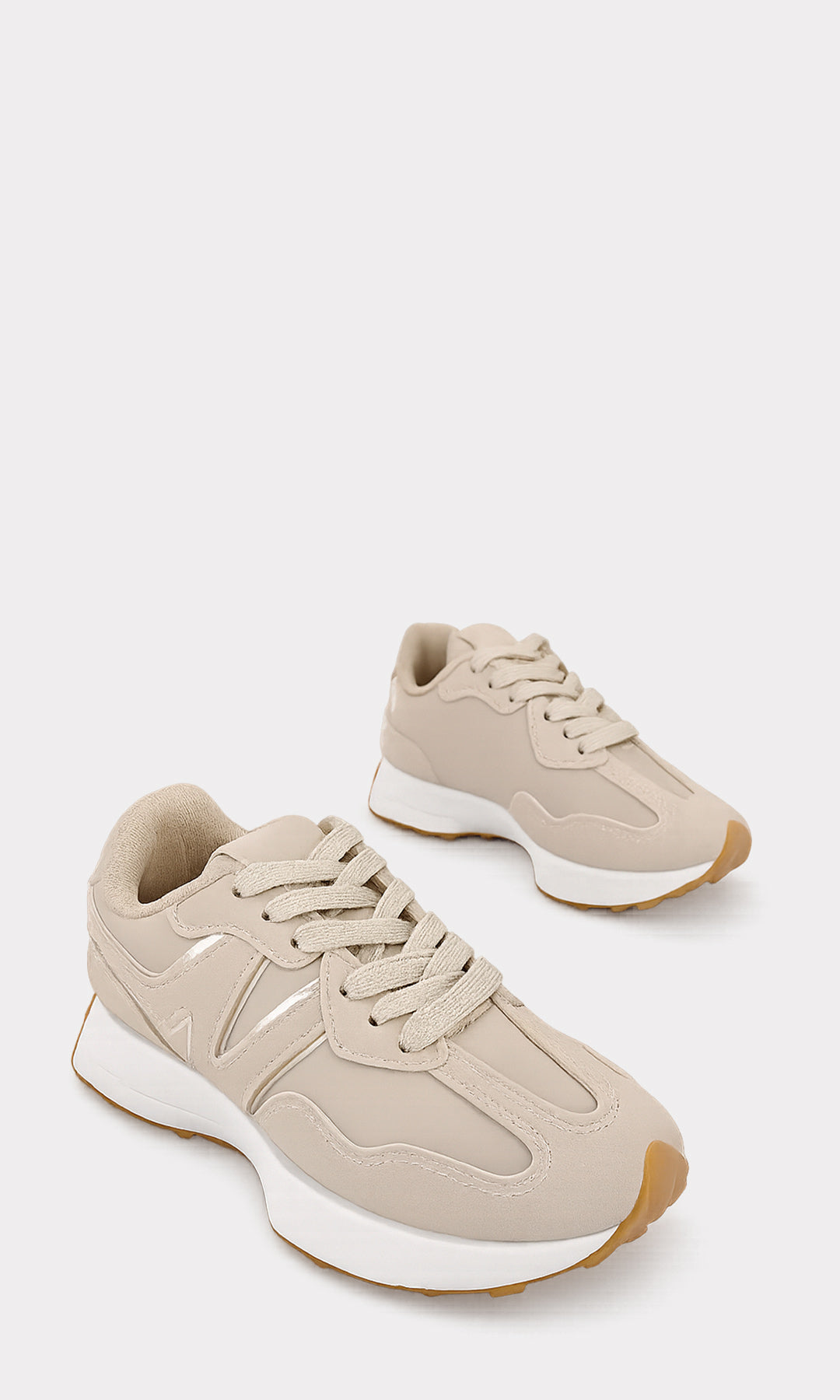 ELIANNE TENIS NUDE DE MODA PARA MUJER ESTILO RETRO CON SUELA TRACK COLOR CAMEL Y AGUJETAS CRUZADAS AL FRENTE CON PUNTA REDONDA 