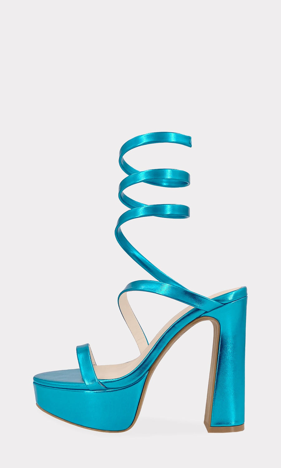 ELISE CHICA USA LOOK EN TENDENCIA CON PLATFORM HEELS AZULES Y VESTIDO DE ESTAMPADO TIE DYE CORTO PARA LUCIR CHIC